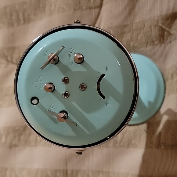 Wind up retro like alarm clock - Picture 3 of 5